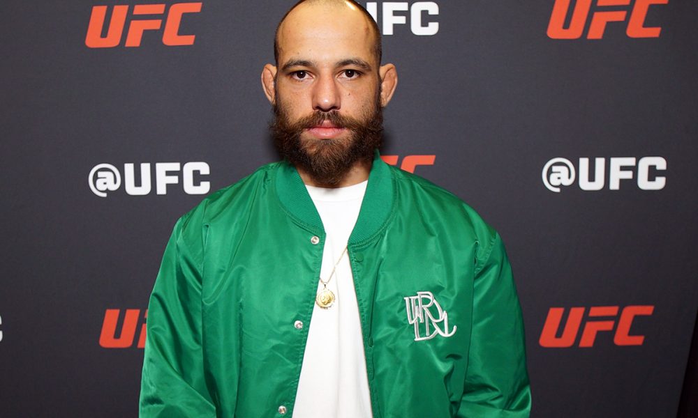 Jean Silva posa para foto no media day do UFC 324