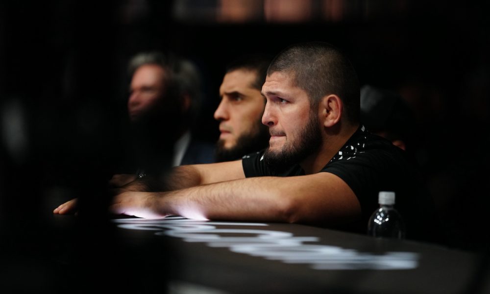 Islam Makhachev e Khabib Nurmagomedov no corner de Umar no UFC 324