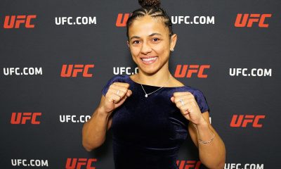 Natália Silva posando para foto após vitória no UFC 324