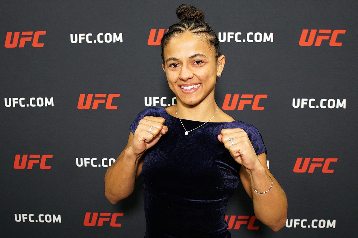Natália Silva posando para foto após vitória no UFC 324
