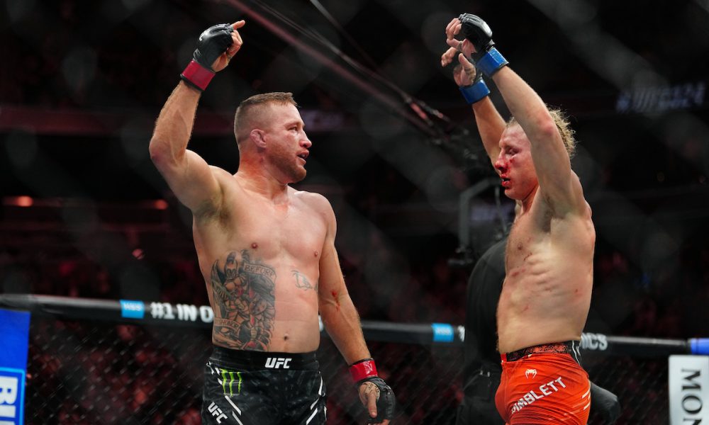 Justin Gaethje e Paddy Pimblett erguendo os braços após a luta principal do UFC 324