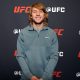Sorridente, Pimblett posa para foto durante o media day do UFC 324
