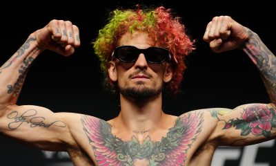 Sean O'Malley passa pela balança do UFC 324 de óculos escuros