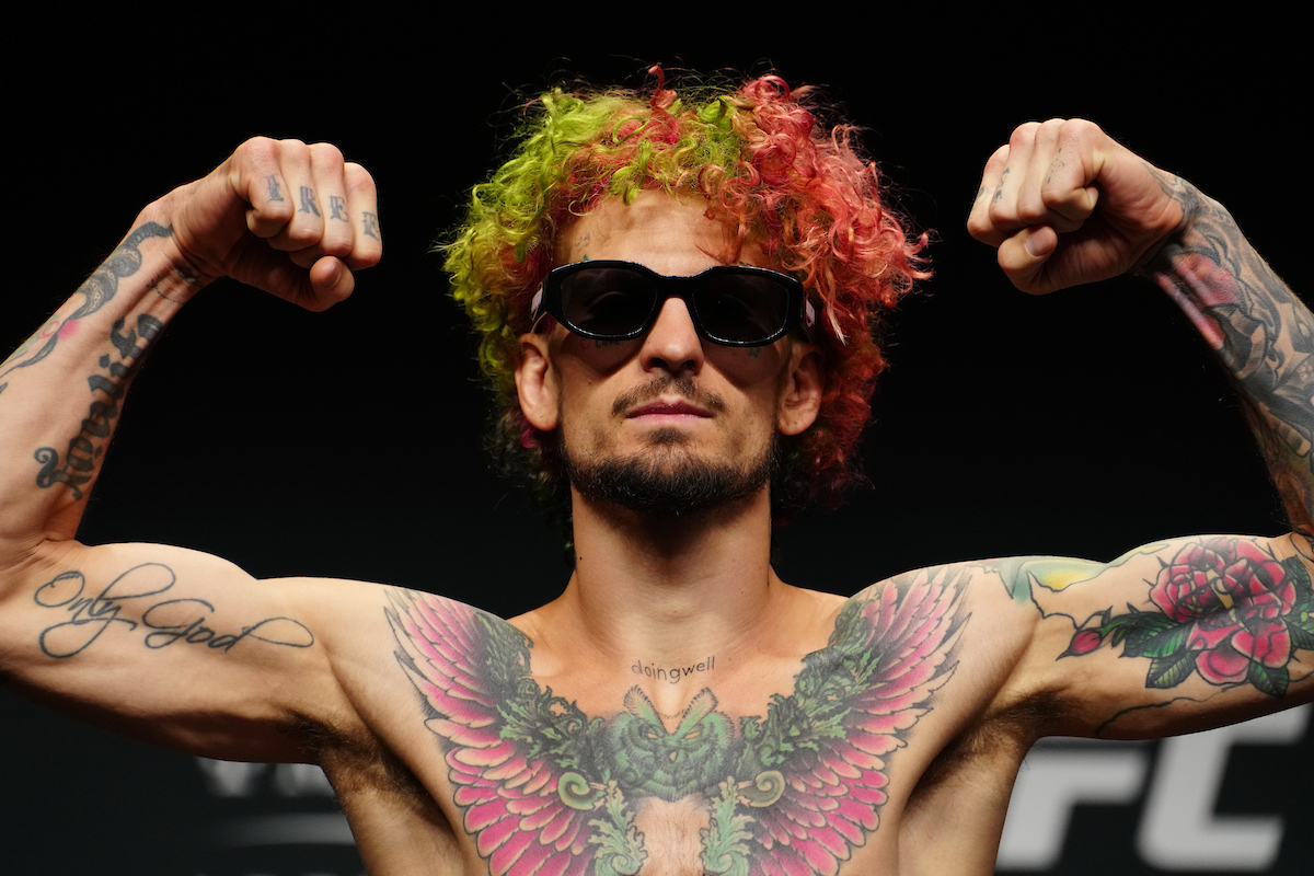 Sean O'Malley passa pela balança do UFC 324 de óculos escuros