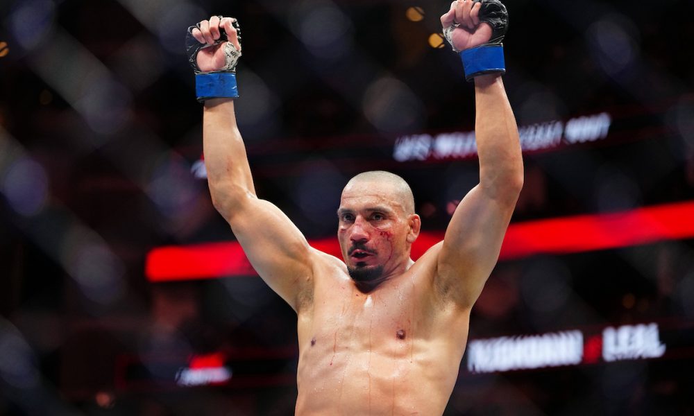 Carlos Leal com os braços levantados