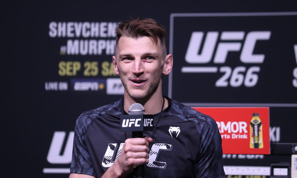 Dan Hooker faz parte do top 10 do peso-leve do UFC