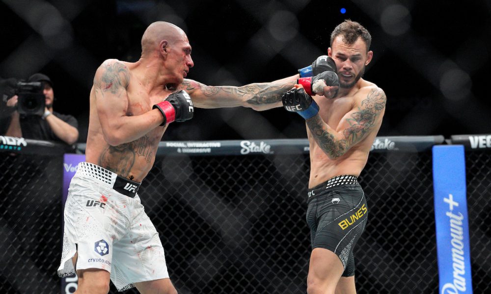 Felipe Bunes (à direita) foi superado por Edgar Chairez no UFC México