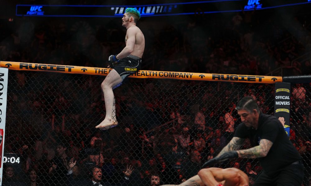 Melquizael Costa em cima da grade do octógono