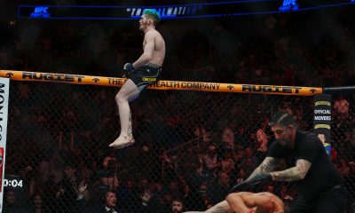 Melquizael Costa em cima da grade do octógono