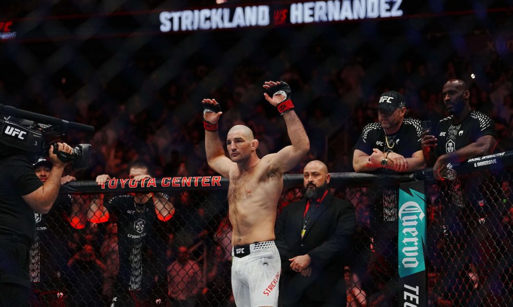 Sean Strickland levantando os braços