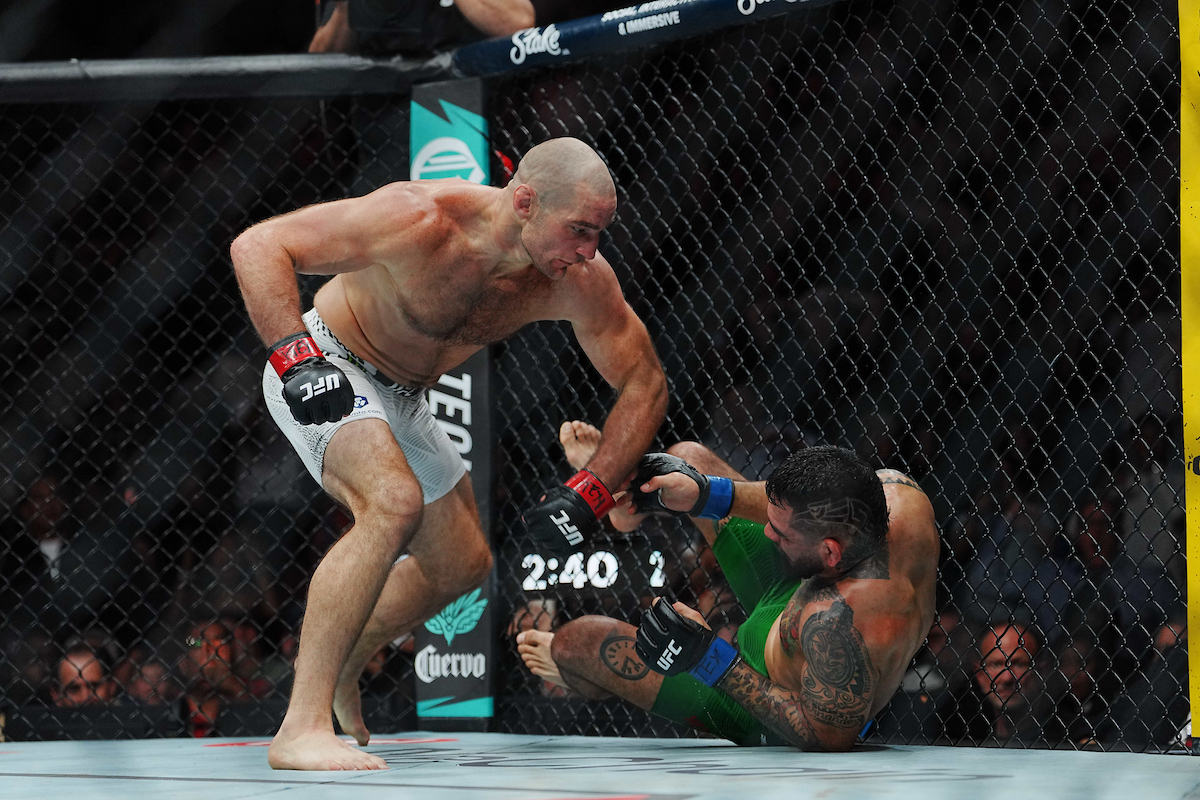 Hype freado! Sean Strickland supera Anthony Hernandez por nocaute no UFC Houston