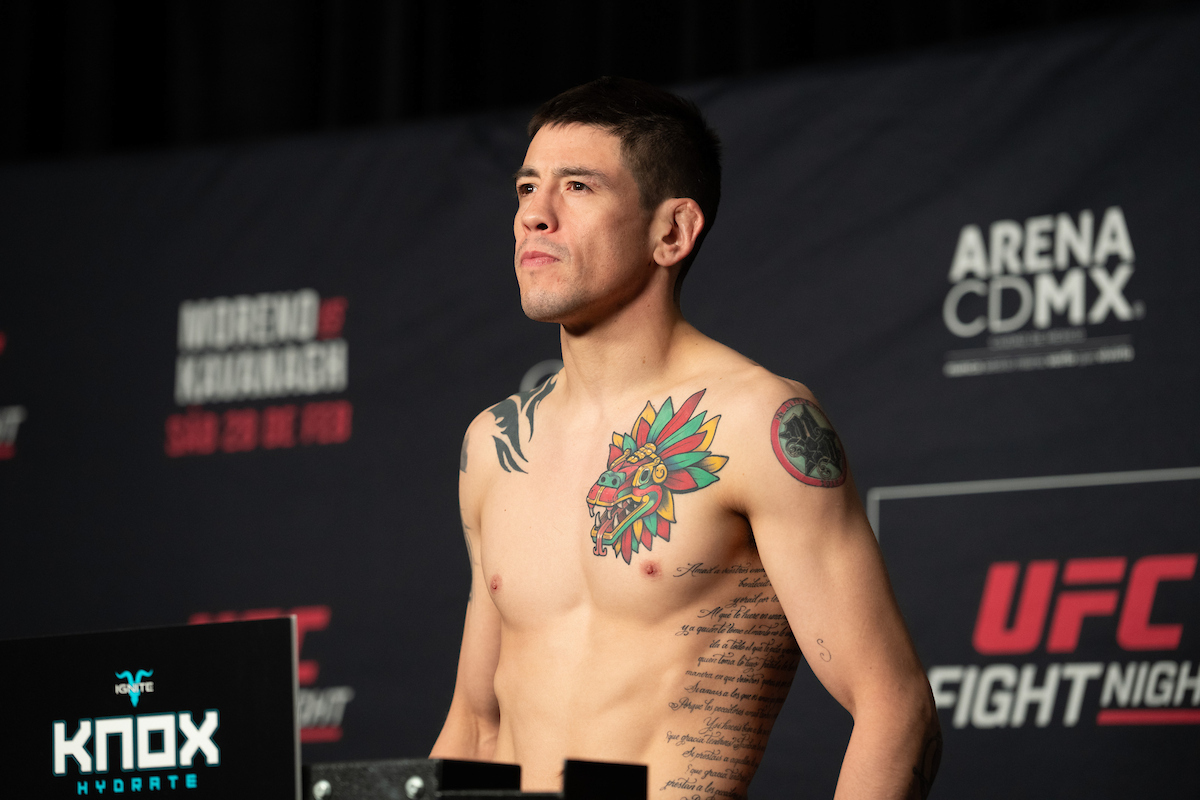 Ex-campeão, Brandon Moreno vence a balança e confirma luta principal do UFC México