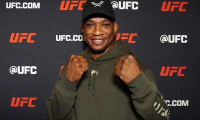 Sorridente e de punhos cerrados, Malhadinho posa para foto no media day do UFC Vegas 113