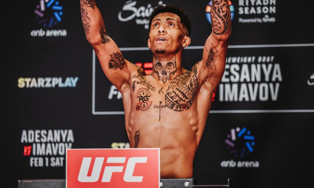 Vinícius LokDog Oliveira apontando para o céu durante pesagem