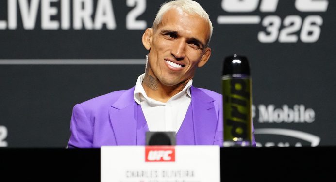 Rei das revanches! Vitória sobre Holloway mantém Charles Do Bronx invicto em reencontros no UFC