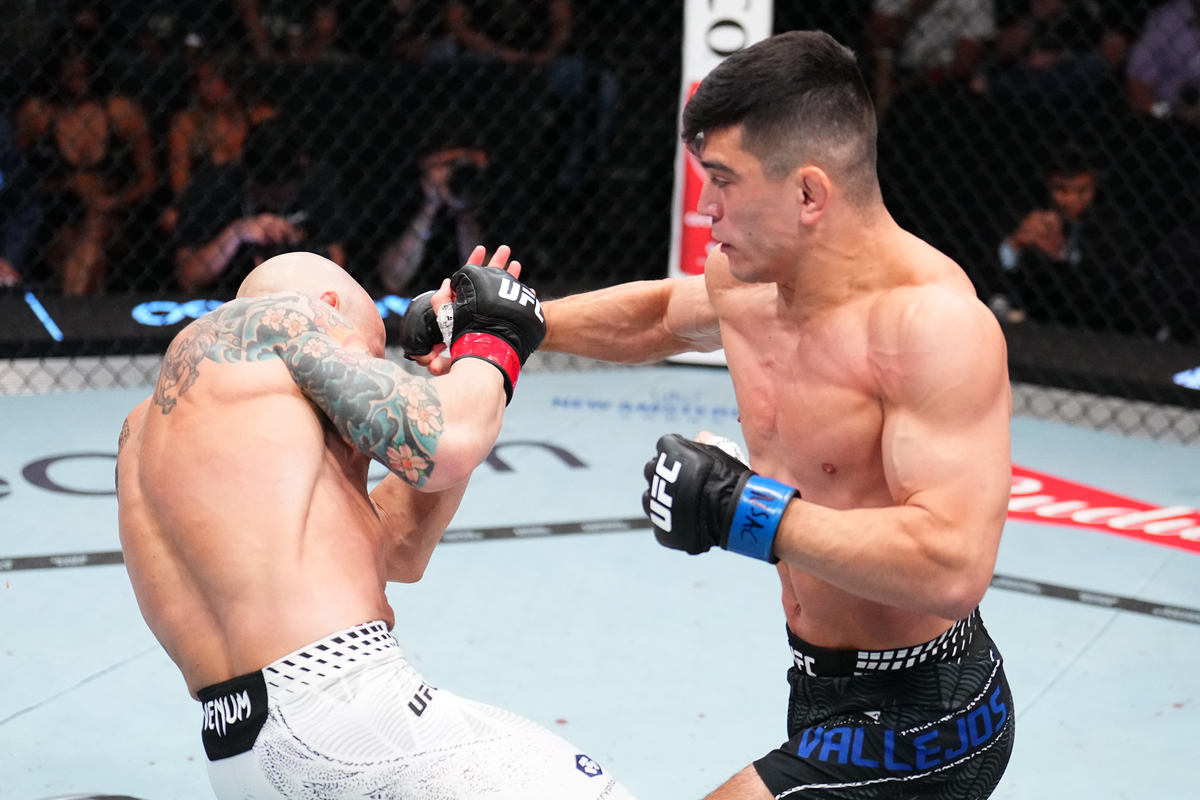 Imparável? Kevin Vallejos atropela Josh Emmett na luta principal do UFC Vegas 114