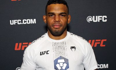 Manumito posando para foto após vitória no UFC Vegas 114