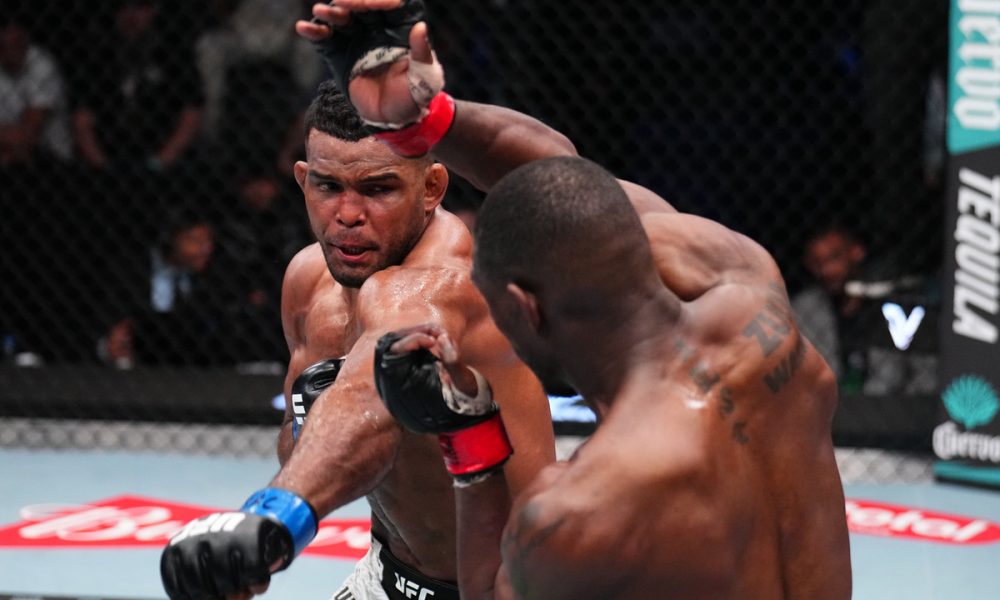 Manoel Sousa e Belaji Oki durante duelo no UFC Vegas 114