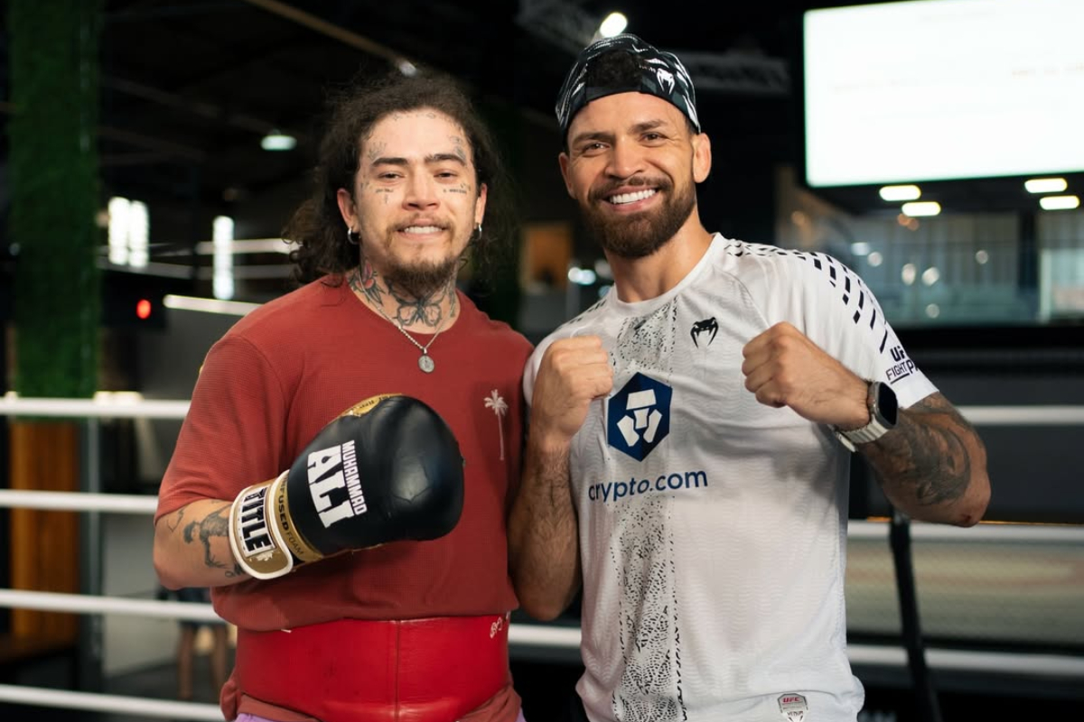 Whindersson Nunes e Maurício Ruffy posando para foto