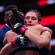 Alexa Grasso e Maycee Barber se abraçam no UFC Seattle
