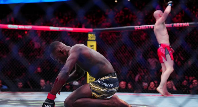 Israel Adesanya sofre nocaute na luta principal do UFC Seattle e nega aposentadoria