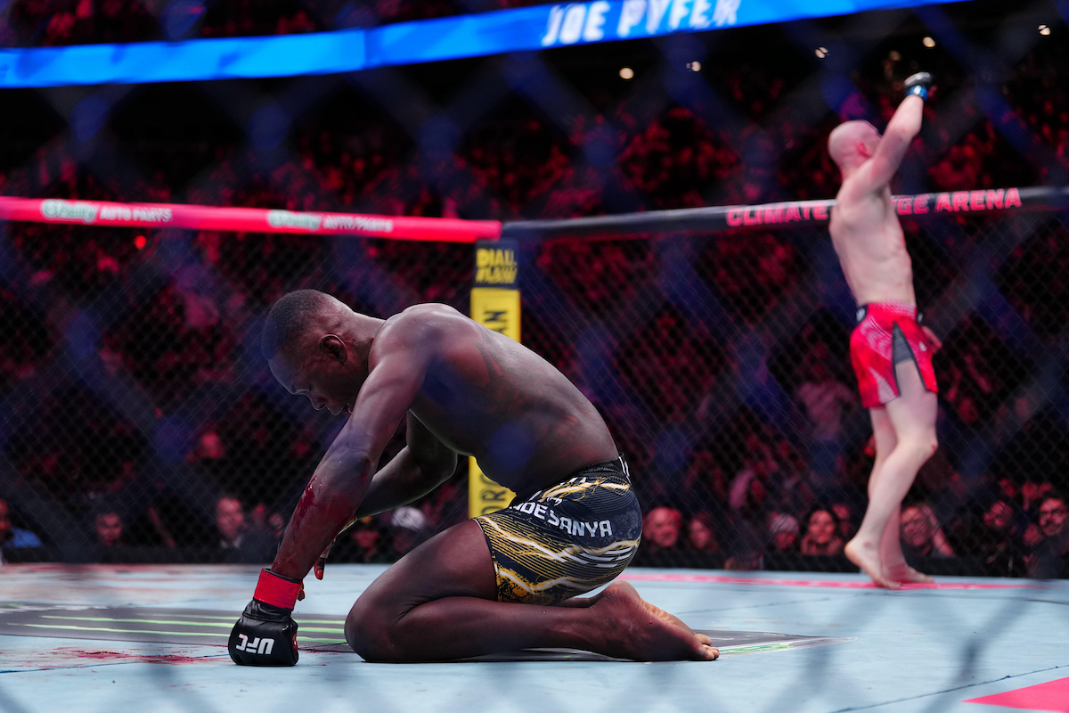 Treinador sugere “busca espiritual” a Israel Adesanya após nova derrota no UFC