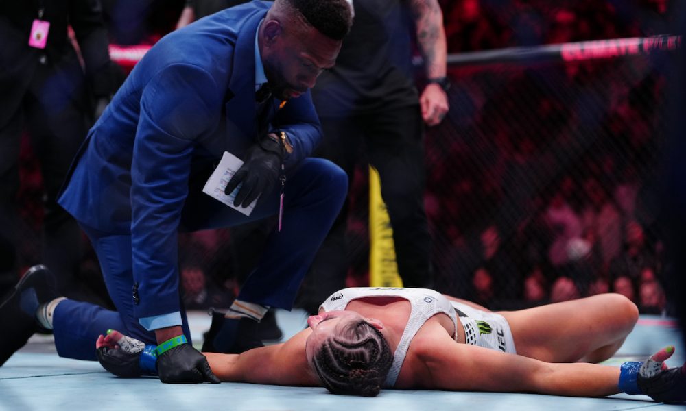 Apagada, Maycee Barber recebe atendimento médico no UFC Seatlte