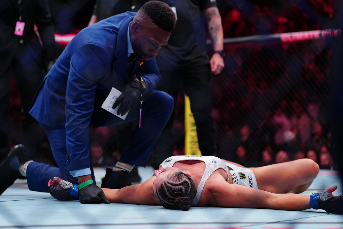 Apagada, Maycee Barber recebe atendimento médico no UFC Seatlte