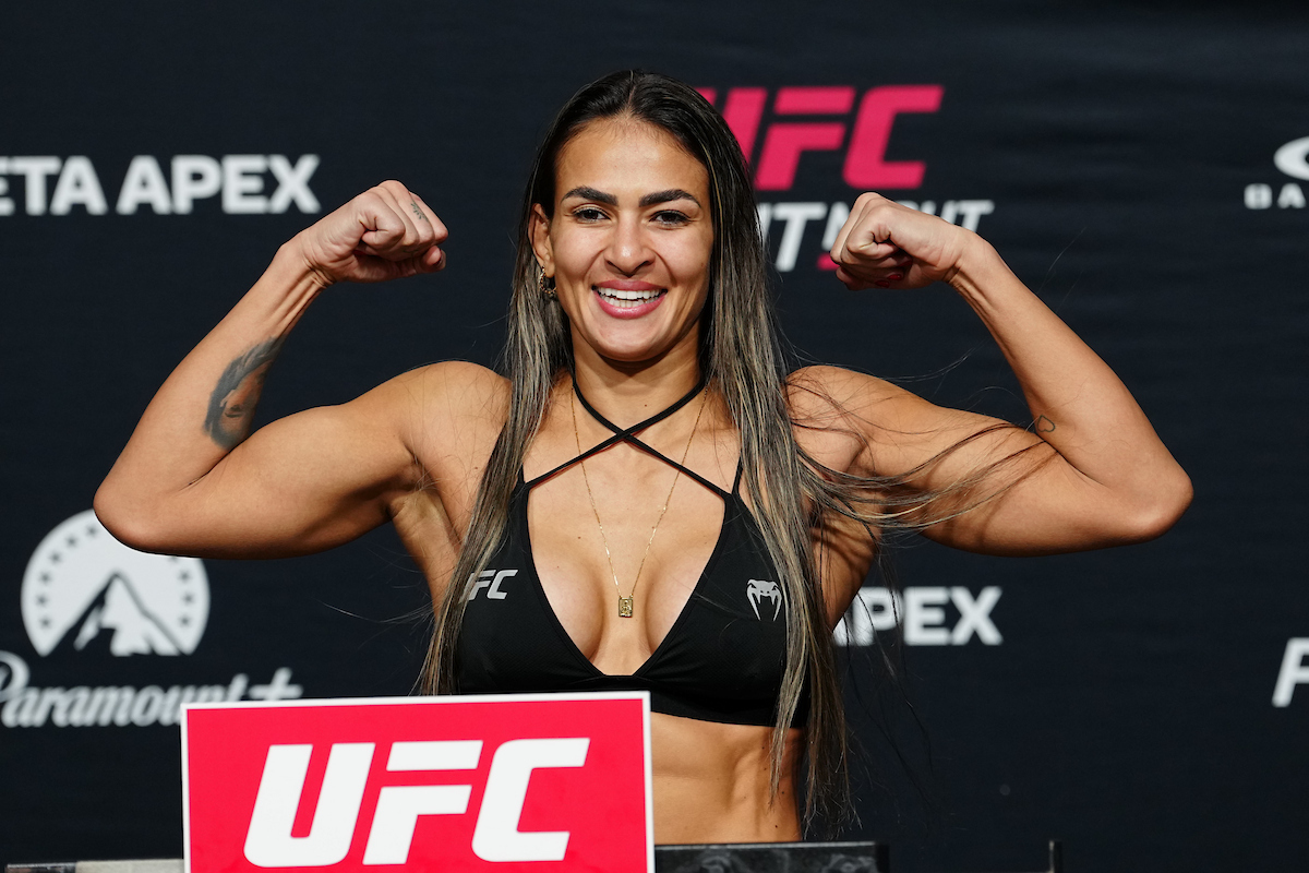Lenda do jiu-jitsu, Bia Mesquita bate o peso e abre alas para time brasileiro no UFC Vegas 114
