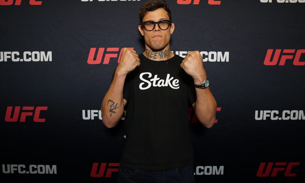 De punhos cerrados, Caio Borralho posa para foto no media day do UFC 326