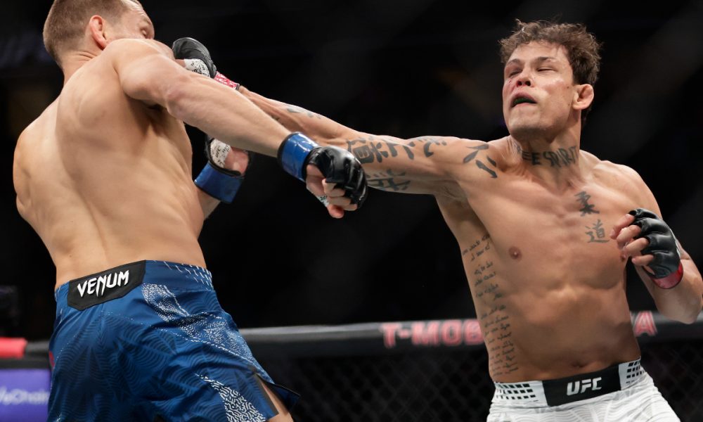 Caio Borralho e Reinier de Ridder trocam golpes no UFC 326