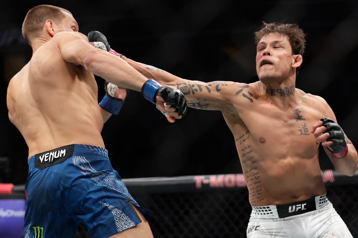 Caio Borralho e Reinier de Ridder trocam golpes no UFC 326