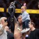 Com o filho no colo, Do Bronx celebra conquista do cinturão BMF no UFC 326