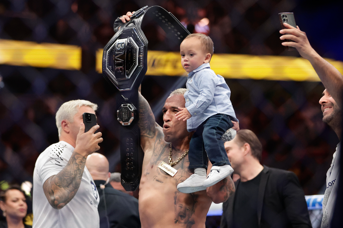 Com o filho no colo, Do Bronx celebra conquista do cinturão BMF no UFC 326