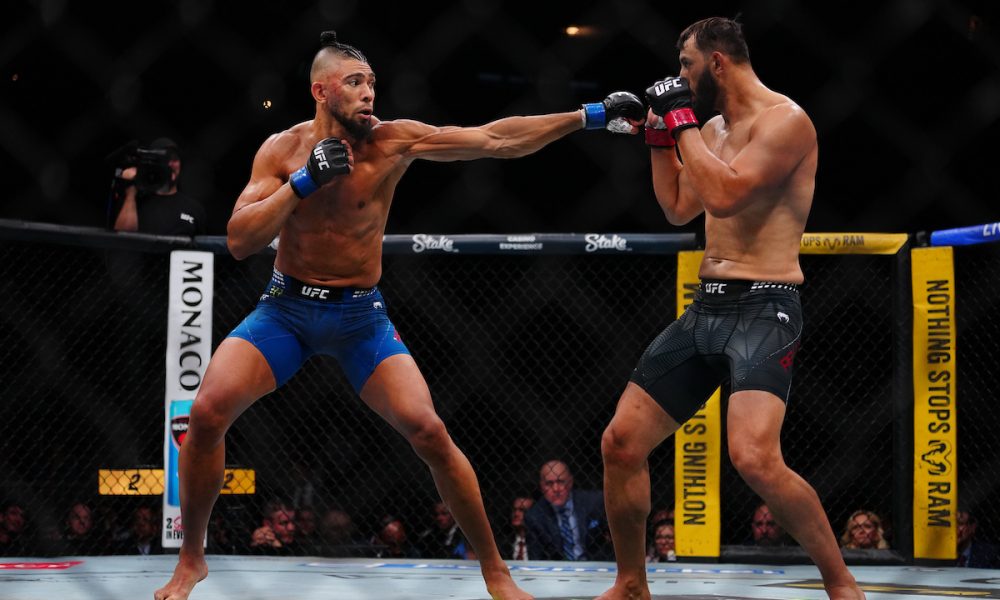 Dominick Reyes e Johnny Walker durante luta no UFC 327