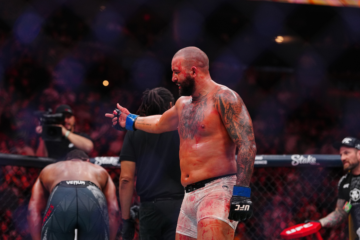 Bolso cheio! Josh Hokit fatura R$ 1 milhão em bônus após duelo eletrizante no UFC 327
