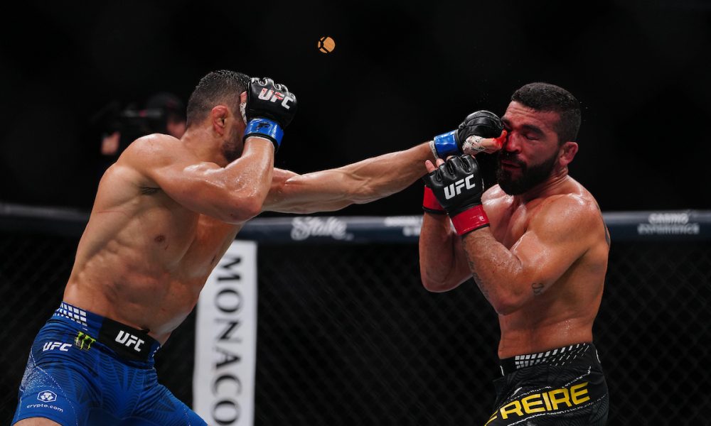 Patricio Pitbull e Aaron Pico durante confronto no UFC 327