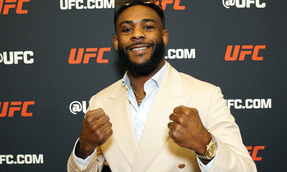 Sorridente, Sterling posa para foto no media day do UFC Vegas 116