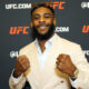 Sorridente, Sterling posa para foto no media day do UFC Vegas 116