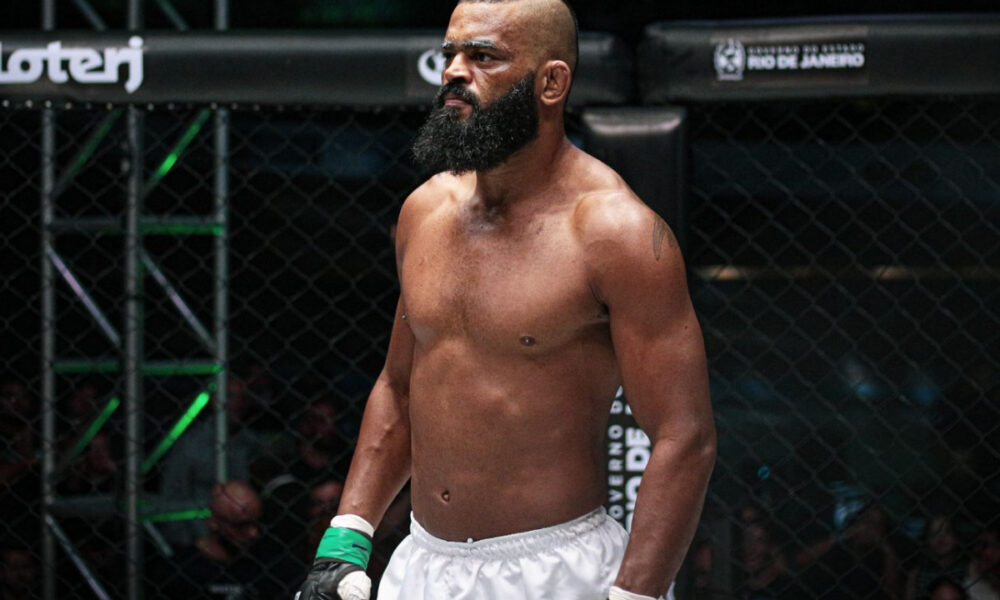 Anderson 'Astro da Maldade' Oliveira em ação pelo Jungle Fight