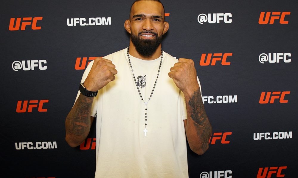 Brendson Ribeiro posando para foto durante o Media Day do UFC Vegas 115