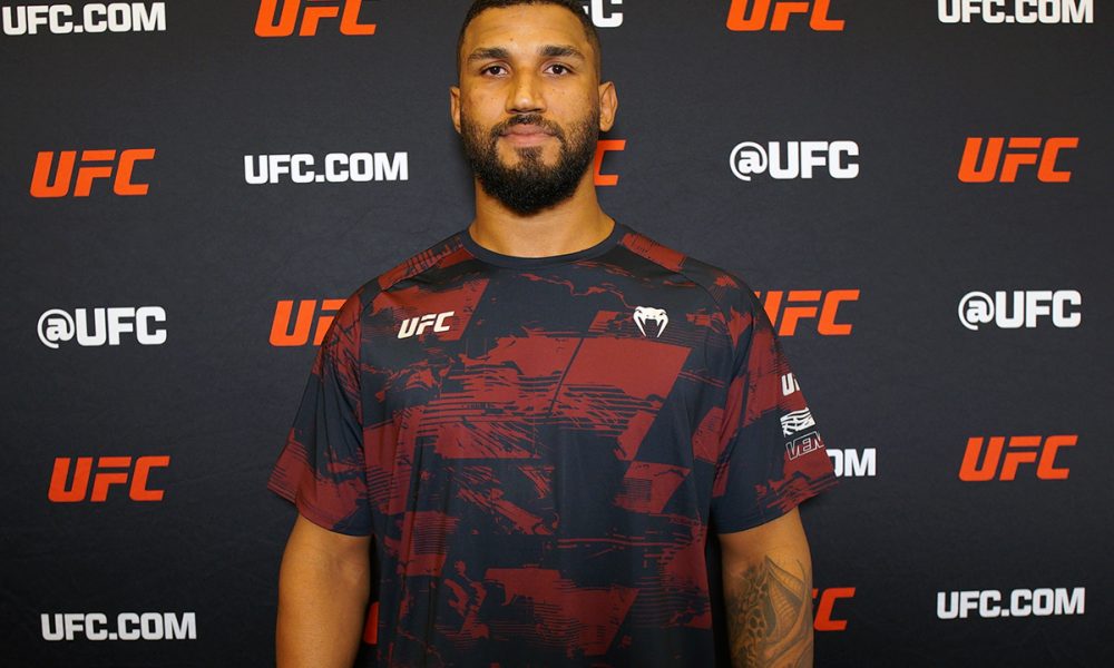 Guilherme Pat posando para foto durante o Media Day do UFC Vegas 115