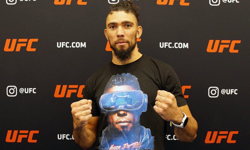 Johnny Walker posando para foto durante o Media Day do UFC 327